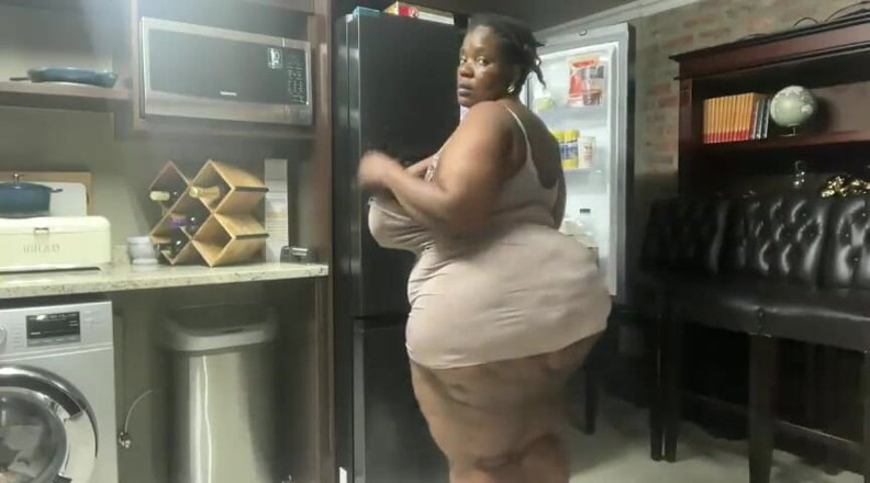 Legendary Booty Overdose: Ébano MILF gimiendo y striptease en cocina