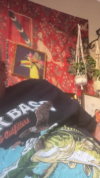 Nadržený starý tlustý muž stříká hands free největší břicho
