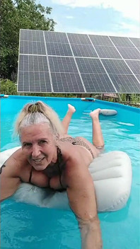 La ama de casa caliente Lukerya se relaja