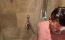 Avril Showers: 우리는 다시 샤워에서 섹스했다. 나는 그에게 내 얼굴에 사정해 달라고 간청한 다음 클립해야 할 마지막에 새로운 것을 시도했다.