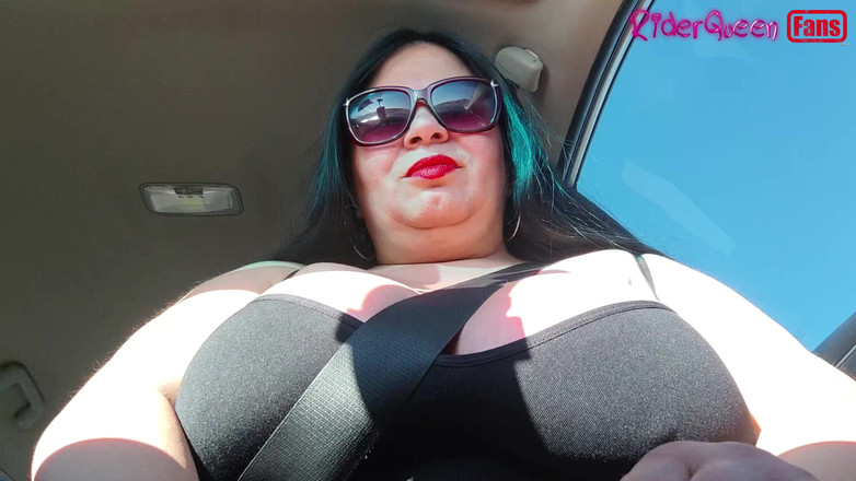 Riderqueen BBW Step Mom Latina Ebony: Udostępnianie moich cycków na publicznej trasie na zewnątrz