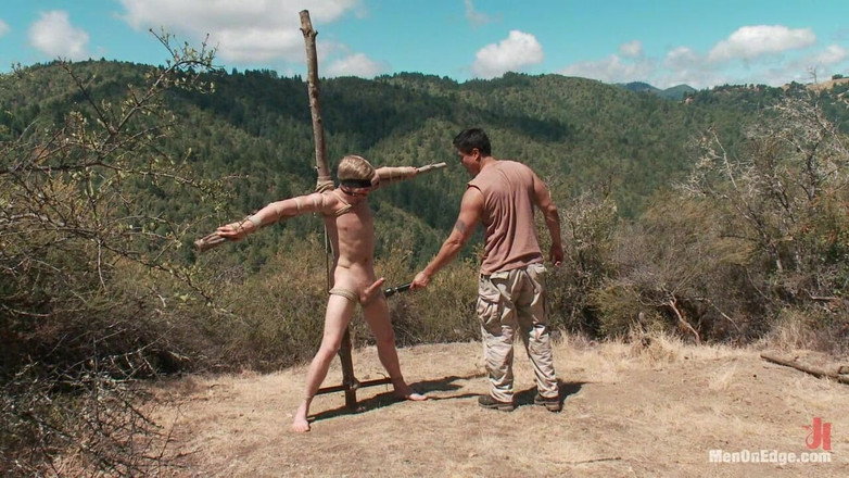 Men on Edge: Capturée et léchant dans les bois profonds