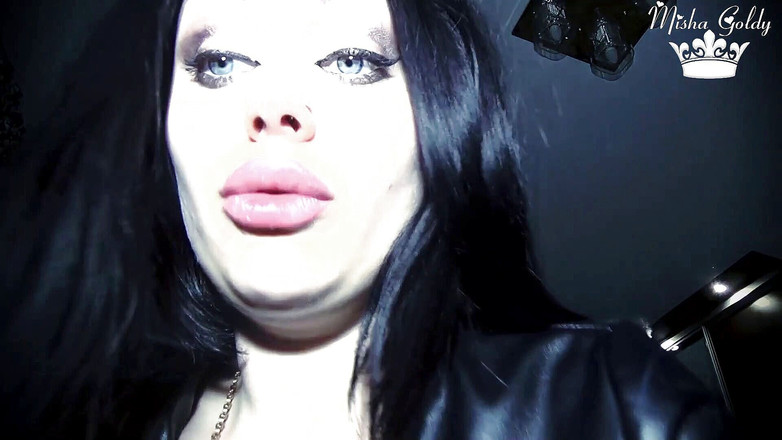 Goddess Misha Goldy: Sperma inuti halsen av sexig häxa och sväljas, fetisch!