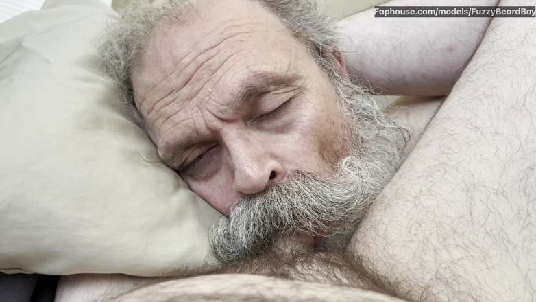 FuzzyBeardBoy: Starý vousatý čurák bere obrovskou nálož přímo do své kundičky