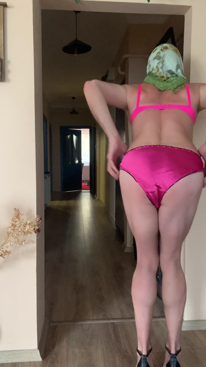 cd_aysemmm: Otel çalışanını sutyensiz karşıladım