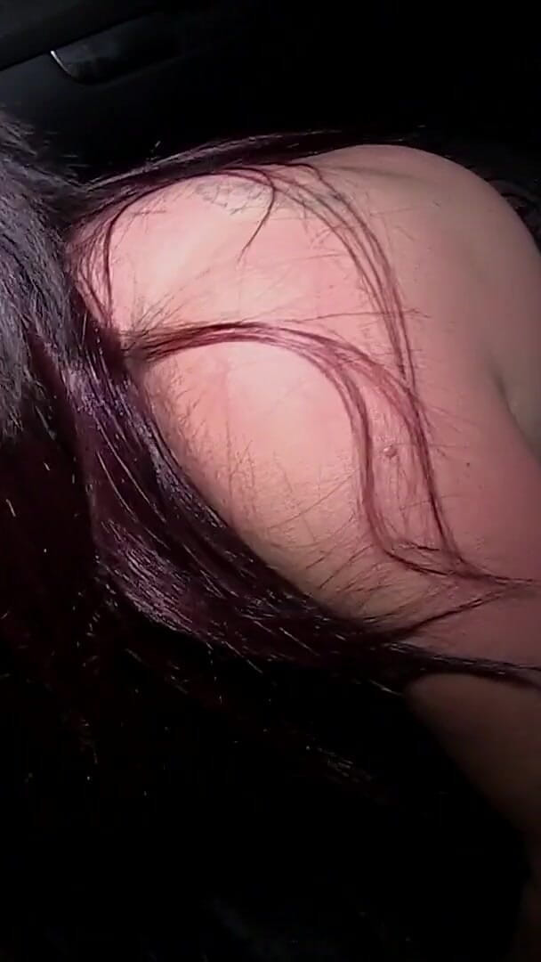 Killergram: 老熟女妻子妓女demi Richards在车窗上吮吸狗狗的鸡巴