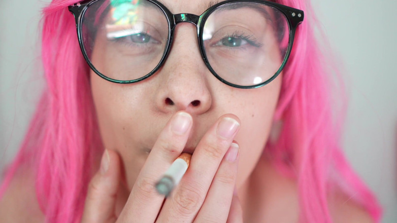 AmayaMori: Sto fumando una sigaretta e spompinando fuori il fumo, e...