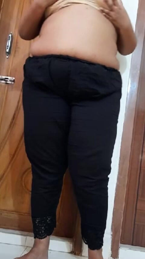 Aria Mia: Påkommen med att onanerar på hotell