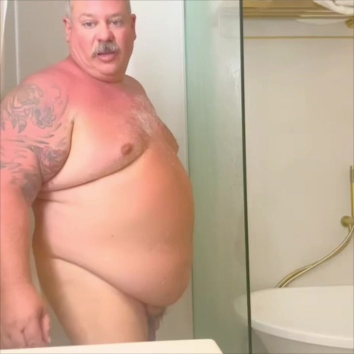 Hand-Free-Daddy-Chub: Golfer Mit Dickem Bauch Im Ruhestand, Hübscher Älterer Mann