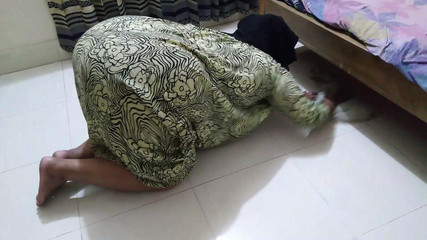 Aria Mia: Египетская мачеха застряла под кроватью во время уборки комнаты пасынка, затем пасынок трахает ее задницу