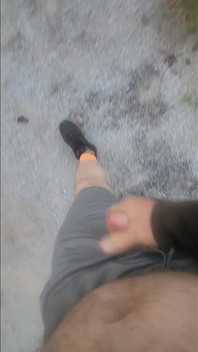 在卡车停靠站散步