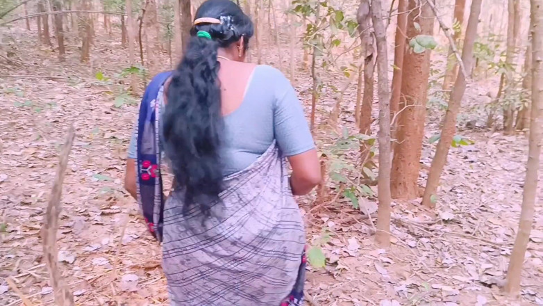 Telugu honey lips: Indisk utomhussex. Desi Bhabi hemlig jävla fästman i skogen. Telugu...