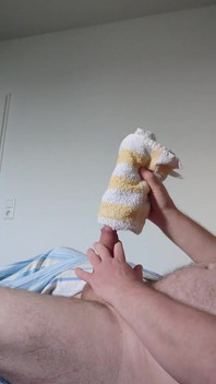 Malý penis si s ručníkem hraje