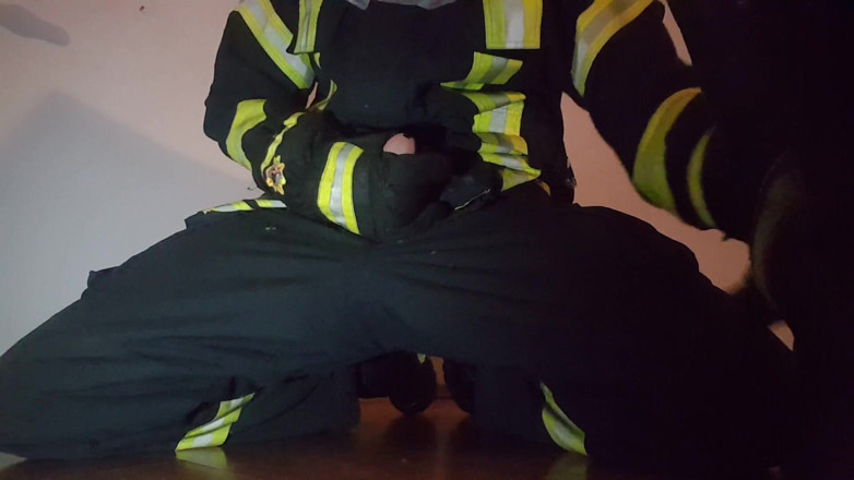 Thebootsstopmper: Feuerwehrmann wichst in feuerausrüstung