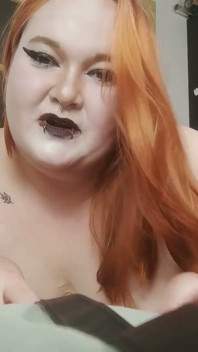 BBWドミナス・オーレアは、リードをつながれたあなたの顔の上に座ることでご褒美を贈ります