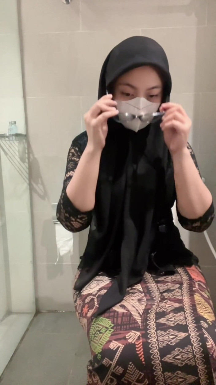 Biancaid: Sexy witte kebaya hijab meisje speelt in het toilet tot...