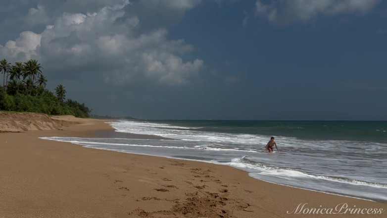 Princess Monica: 해변에서의 토플리스, 보지 핑거링, 야외 누드