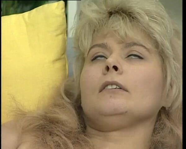 YOUR FIRST PORN: Sabrina Burstet ihre Muschi - sabrina si strofina la figa