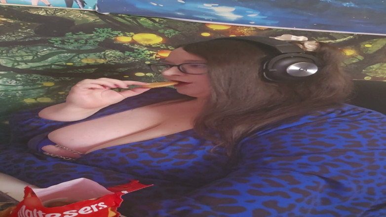 SSBBWLadyBrads: SSBBW Goddess Snacking Whilst Working