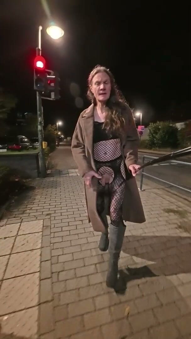 Slut Bella: เปลือยกายที่สถานีรถไฟและในเมือง