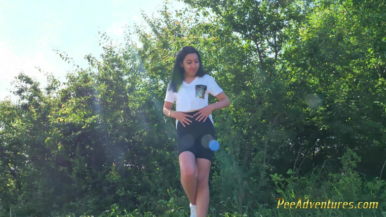 Pee Adventures: Sexy brunette probeert buiten hard haar blaas te legen en...