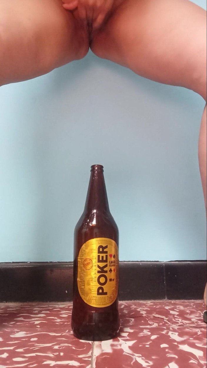 Lobicam: Aku lagi asik masturbasi pakai botol ukuran raksasa