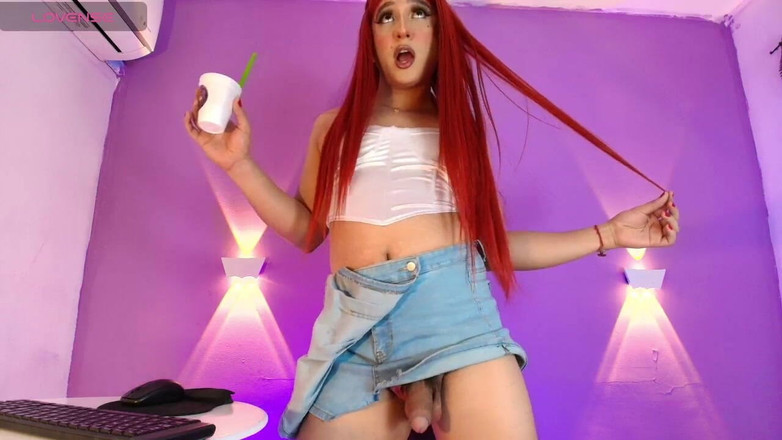 Aline Costa: Aline mengeluarkan bonjolan besarnya, dia mula melantun