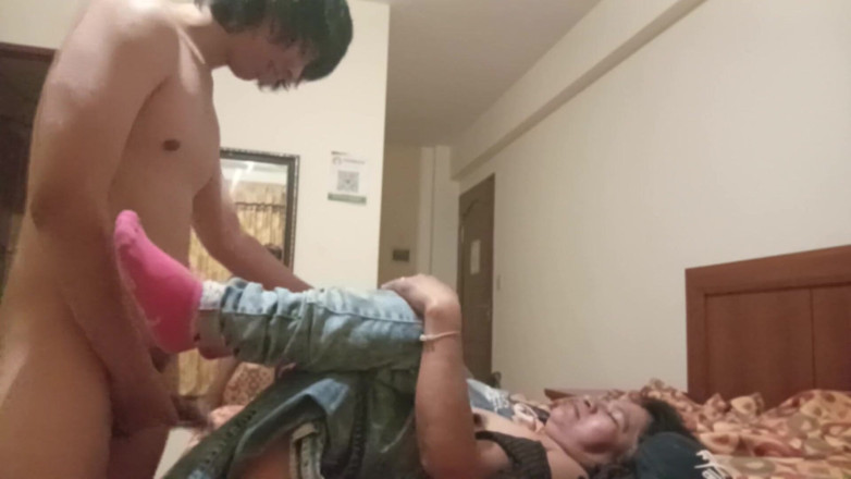 Moo DBOXXX: 남편이 일하는 동안 시어머니를 사랑해, 섹스를 위해 몰래 나
