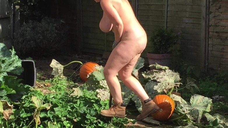 Frequentmasturbation: Naturisti che si godono il sole d'estate nel giardino