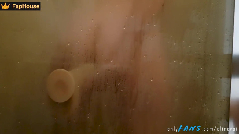 Alina Rai: Stiefvater beobachtet, wie teen stieftochter in der dusche mit einem...