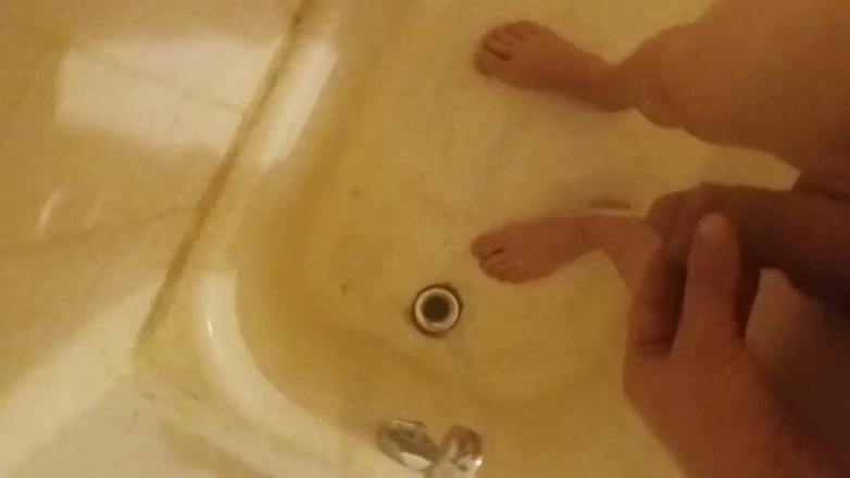 LilTaste: Caminando desnudo y descalzo meando en mis pies, en una...