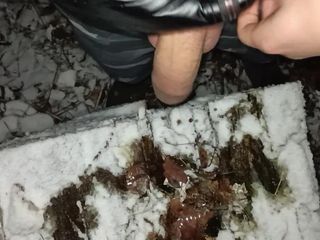 Idmir Sugary: लंड के साथ बर्फ को छूना, पेशाब करना और बर्फ में वीर्य निकालना
