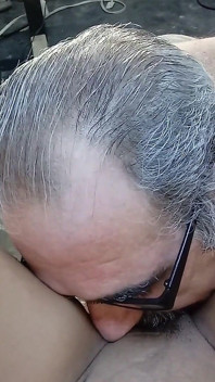 Il vecchio succhia la giovane figa - le succhio la sborra in bocca