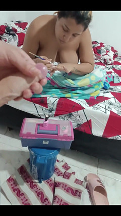 Pikaa6: Ich masturbiere, während meine frau ihre nägel macht