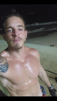 Nocny trening na plaży.