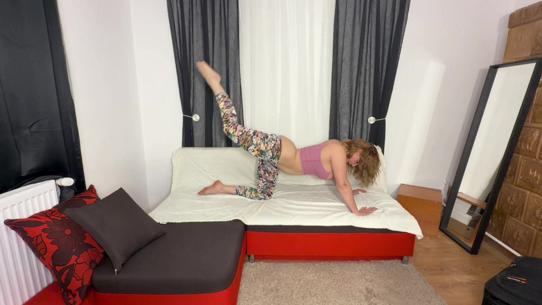Emeli: Stretching e yoga con culo visibile