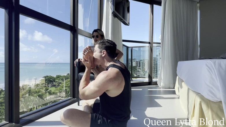 Queen Lytta ballbusting and cum lick: Adoração ao pé no Luxury Beach Hotel