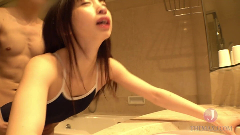 JAV Amateur: Thrusting really hard that her body floats in the air...