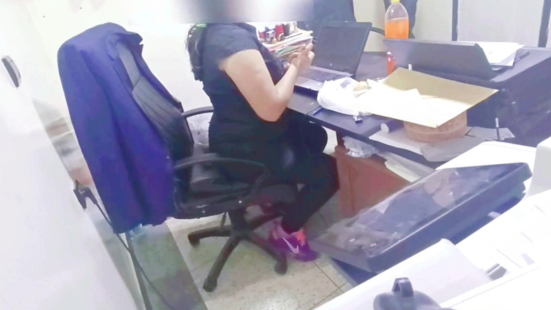 BBW LATINA: Patronum bacaklarım sallanana kadar beni ofisinde sikiyor