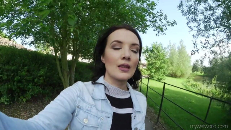 Faye Taylor: Pinke jeans, pinke jeans, pisst im freien