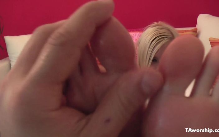 TAworship: Jasmine rouge đón trên đường phố!