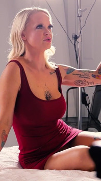 Lär känna Hotwife Carter innan hennes första gruppknull någonsin