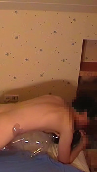 Una chiara masturbazione con la bambola del sesso
