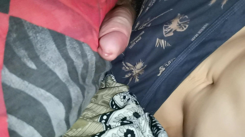 SEXY_GUYBEST: एक बड़ा रसदार लंड तकिए के खिलाफ बहता और रगड़ता है और जल्द ही शक्तिशाली रूप से वीर्य निकाल देगा!