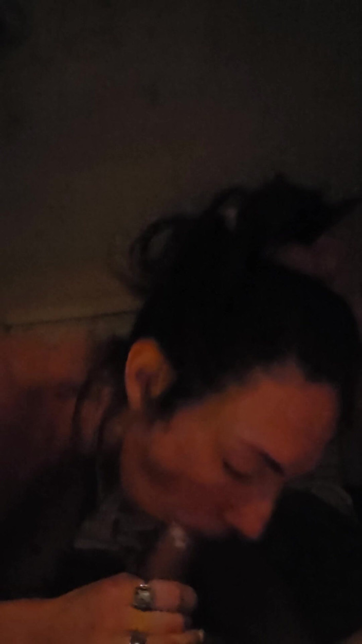 Devil Dick Raybo: Sexy MILF Deep Throats Rock Hard Cock, dokud nedostane nálož...