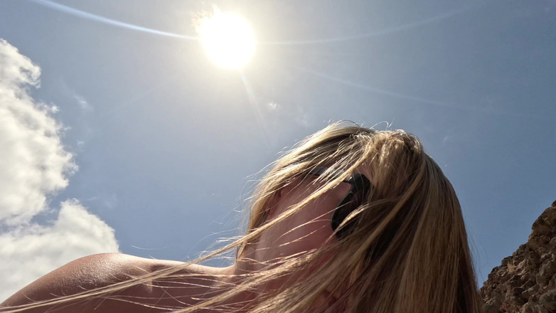 Emma Voyeur: Nudistická dívka si hraje s kundičkou a prsy na veřejné...