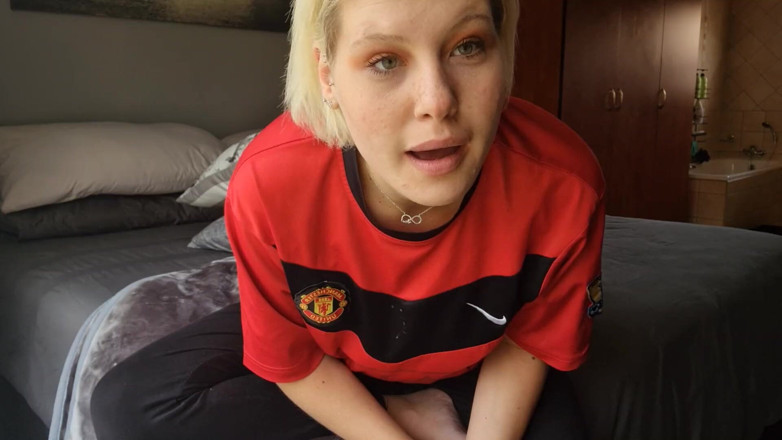 domslutfucker: Blond Coura Si Hraje S Její Prsa a Kočička