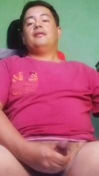 Дуже збуджений красивий філіппінський фермер