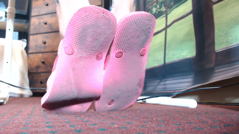 Abby Anna: Extreme closeup flipflops bare soles