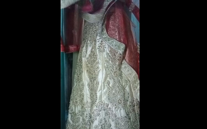 Gaurisissy: Indian Gay Crossdresser Gaurisissy XXX sex în sari de aur apăsându-i țâțele și...